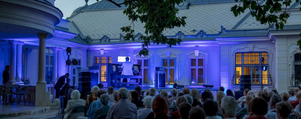 hal&aacute;sz03