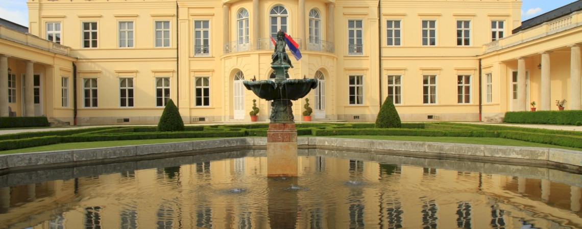 K&aacute;rolyi Castle Feh&eacute;rv&aacute;rcsurg&oacute;